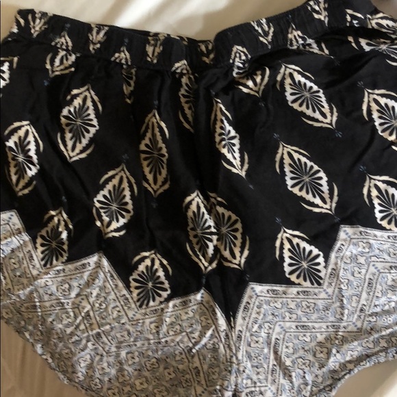 Abercrombie and Fitch cloth shorts - Picture 2 of 3